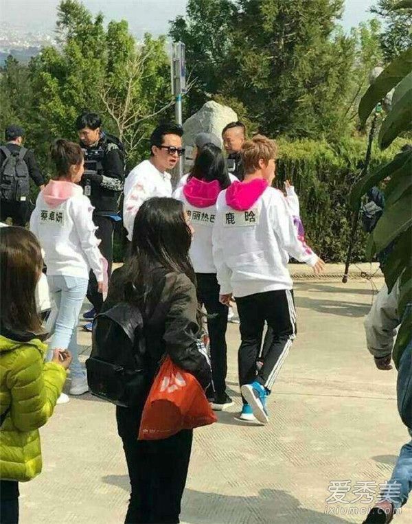 鹿晗與迪麗熱巴戀情新進展,自然美景中的浪漫之旅揭秘!