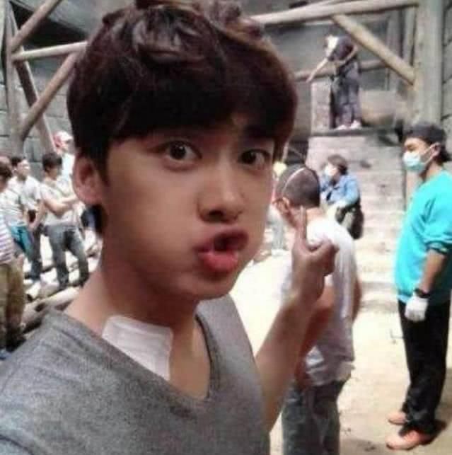 男明星洗澡,男明星洗澡新體驗,科技重塑日常,開啟智能沐浴新時代