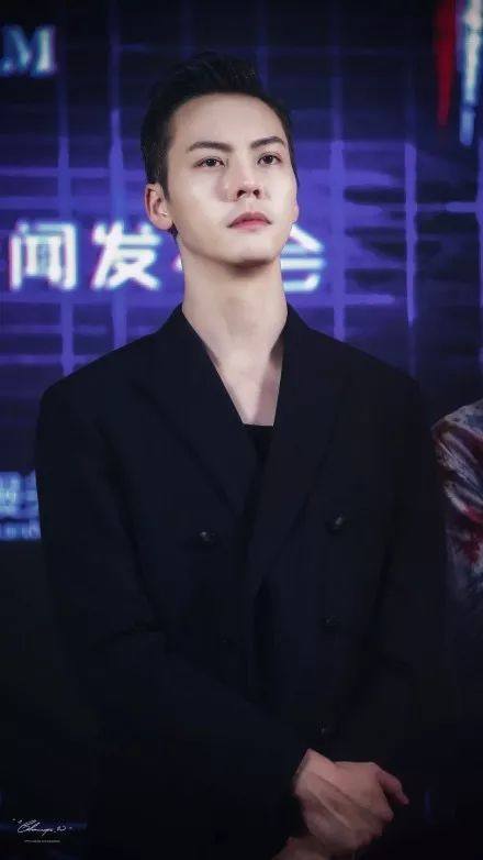 科技魅力男演員，前沿科技產(chǎn)品的體驗(yàn)之旅，感受科技生活新紀(jì)元。