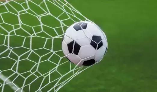 一場激烈的足球比賽紀實