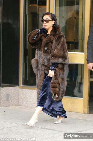 明星皮草街拍,時尚背后的故事與自信成就感的展現(xiàn)