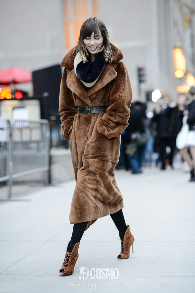 明星皮草街拍,時尚背后的故事與自信成就感的展現(xiàn)