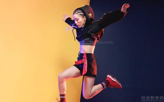 最新舞蹈潮流揭秘,巷弄深處的舞動魅力