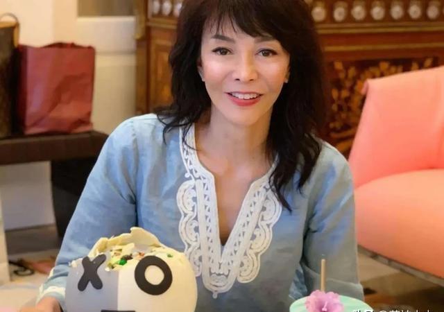 劉嘉玲風采依舊不減當年,最新動態展現魅力四射的魅力女王形象