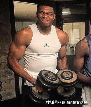 字母哥的新肌肉風(fēng)采與日常趣事