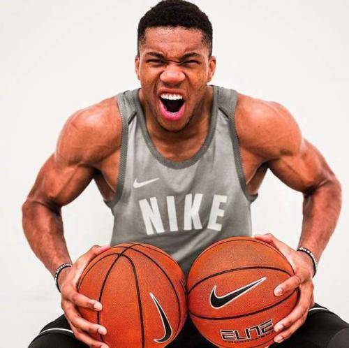 字母哥的新肌肉風(fēng)采與日常趣事