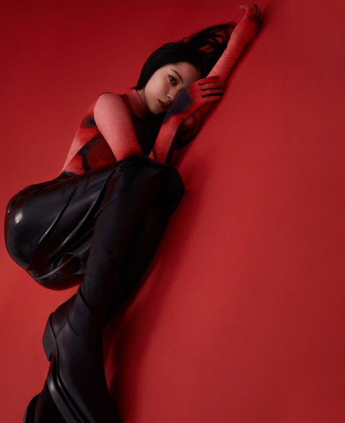 膠衣女王的日常趣事與友情紐帶最新更新