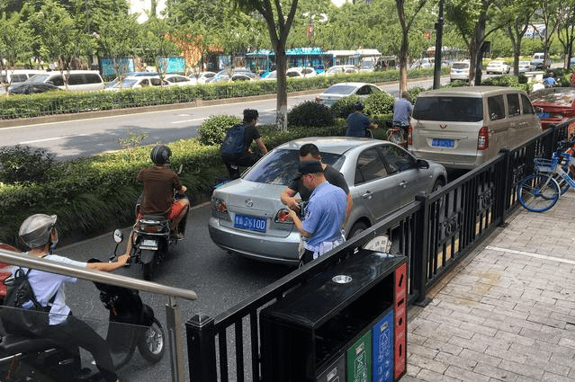 杭州交警最新動態,探討與觀點分析