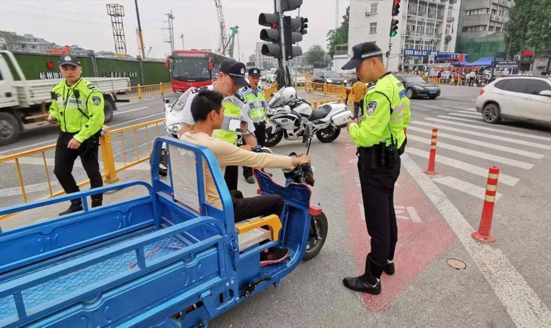 杭州交警最新動態,探討與觀點分析