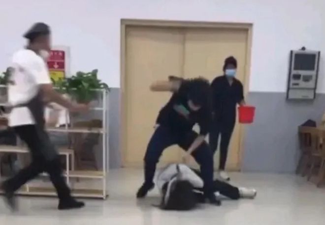 校園暴力現(xiàn)象揭秘,男生打女生事件與應(yīng)對之策