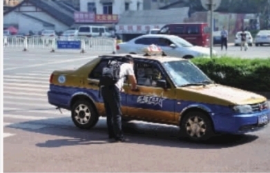 竹山出租車最新動態(tài)與小巷特色小店揭秘