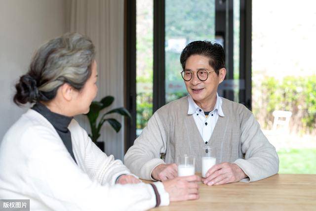 最新領(lǐng)導(dǎo)退居二線年齡規(guī)定及政策解讀