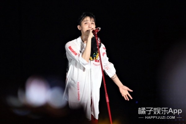 權志龍最新演唱會音樂盛宴震撼再現，現場視頻火熱來襲！