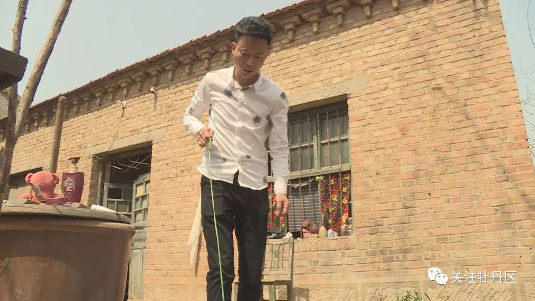 農(nóng)民歌手張小五的最新音樂(lè)與美食之旅,小巷中的音樂(lè)與美食奇遇